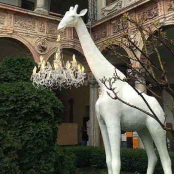 GIRAFE AMOUREUX INTÉRIEUR (H 4m) 19002WH QEEBOO